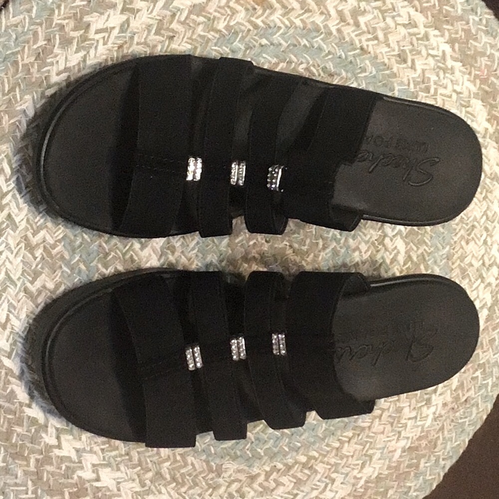Sketchers women’s size 6 black sandals excellent condition used a few times.